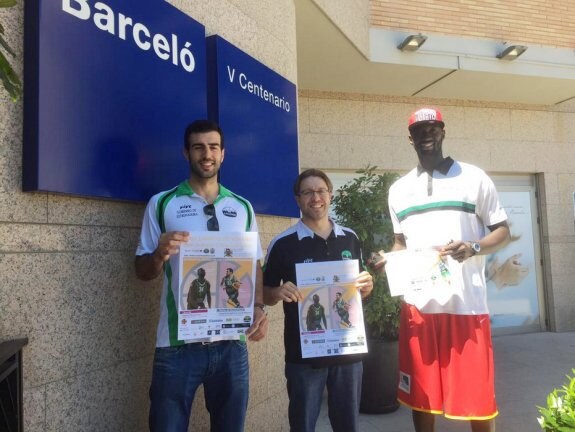 Luis Parejo, Roberto Blanco y Mansour Kasse Posan en la presentación de su campus. :: Cáceresbasket