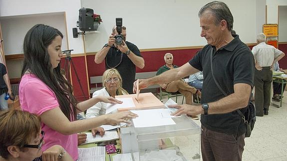 Escobar anima a participar en "la fiesta de la democracia"