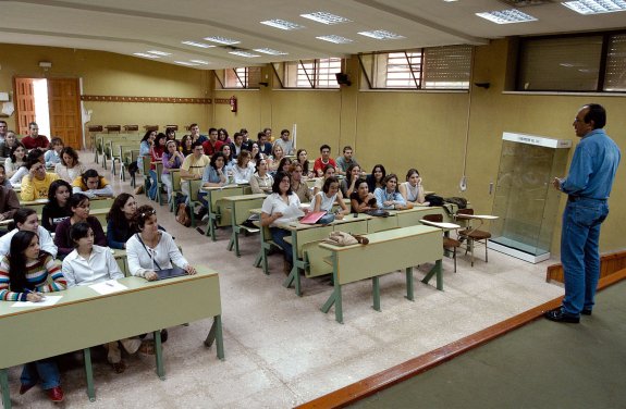 Imagen de archivo de un profesor de la UEx impartiendo una clase. :: hoy
