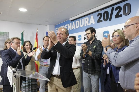 El candidato a la reelección por el PP, Monago, en su comparecencia tras la derrota. :: L. CORDERO