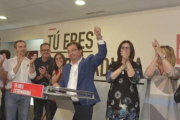 Guillermo Fernández Vara, ayer celebrando la victoria en la sede socialista de Mérida. :: José Vicente arnelas.