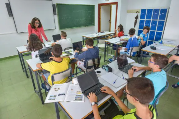 Un grupo de alumnos de un instituto de Secundaria de Badajoz en clase. :: hoy