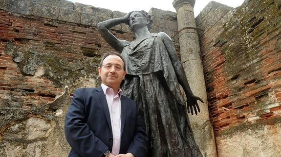 Jesús Cimarro, junto a la escultura de Margarita Xirgú en el Teatro Romano de Mérida:: HOY