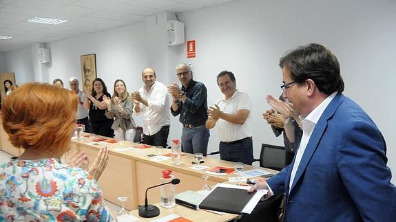 Guillermo Fernández Vara durante la reunión de la Comisión Ejecutiva del PSOE extremeño, ayer en Mérida:: BRÍGIDO