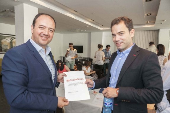 Cayetano Polo y Antonio Ibarra muestran el documento de negociación nacional de su partido. :: j. rey