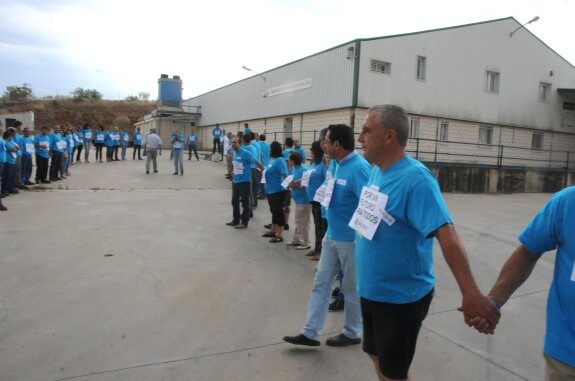 Trabajadores de Acorex hacen una cadena humana mientras esperan a los socios del grupo, ayer. :: brígido