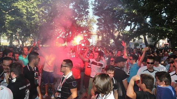 Aficionados celebrando el ascenso en el parque López Ayala de Mérida, donde el Ayuntamiento instaló una pantalla para seguir el encuentro:: J.M. ROMERO