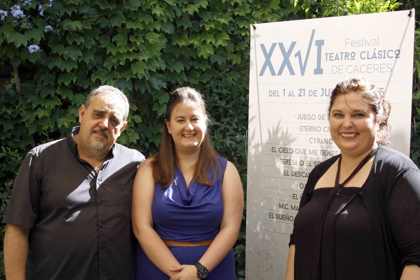 El autor Isidro Timón junto a Elizabeth Ruiz y Asunción Mieres, actrices de ‘Juegos de Damas’