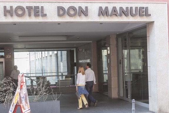 Elena Nevado y Laureano León, a su entrada al Hotel Don Manuel para reunirse con Ciudadanos. :: j. rey