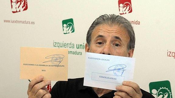 Pedro Escobar mostrando los votos que tenían otra tintada