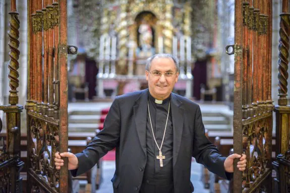 Celso Morga abre las puertas del altar mayor de la catedral de Badajoz. :: j. v. arnelas