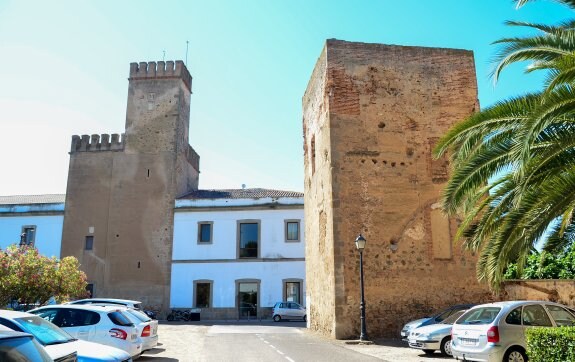  Torre de Santa María del Castillo. Está integrada en el edificio de la Biblioteca de Extremadura, inmueble que ocupa las instalaciones del antiguo Hospital Militar.