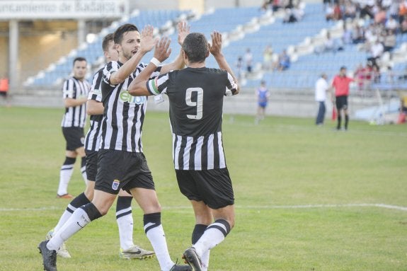 Pablo Dávalos felicita a David Copito por uno de sus tres goles ante el Fuente de Cantos. :: j. v. arnelas