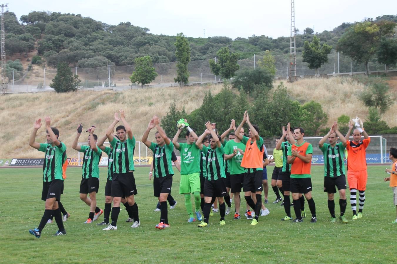 Los futbolistas del Jerez salen felices del césped del Manuel Calzado tras el 2-0 en la ida ante el Gernika. :: paula díaz