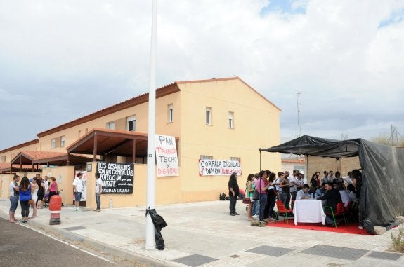 Bajo la lona, reunión de Vara y Jaén junto a otros miembros de PSOE y Podemos el miércoles en la Corrala Dignidad de Mérida. brígido