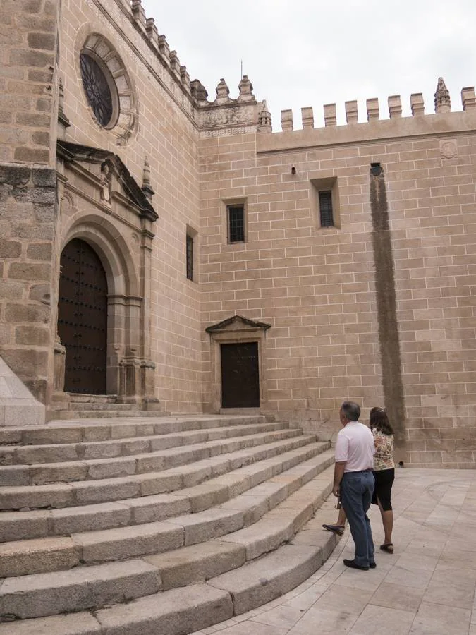 Humedades en la fachada contigua a la puerta de San Blas. :: pakopí