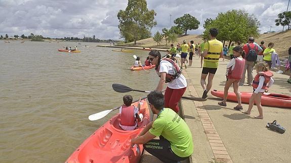 Jóvenes, adultos, padres y madres con sus hijos, expertos y recién iniciados han disfrutado del Guadiana