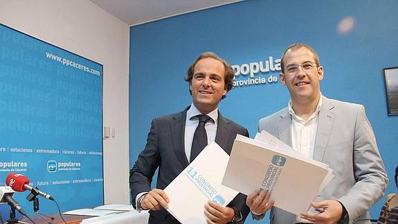 Alfredo Aguilera, a la derecha, junto a Parejo en un acto del PP.