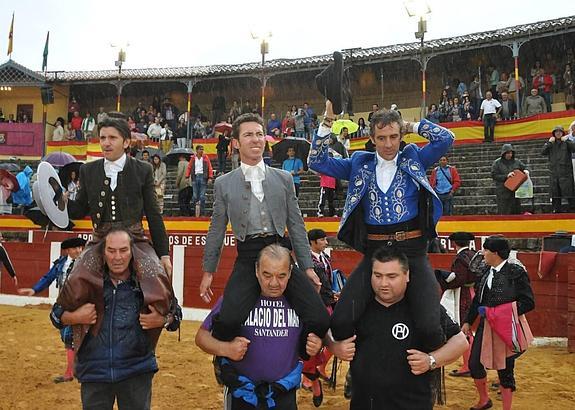 Los tres rejoneadores abandonaron a hombros el coso de Las Golondrinas