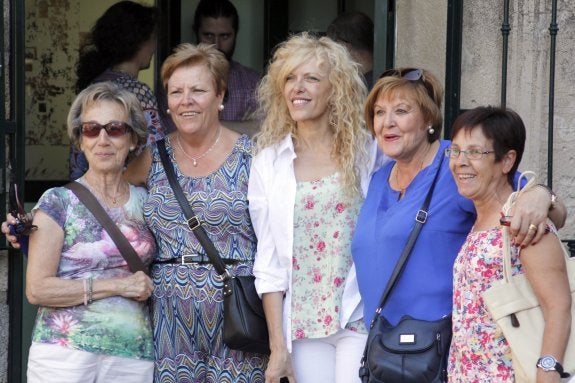 La actriz Camen Conesa se fotografía en Cáceres con un grupo de turistas. :: lorenzo cordero