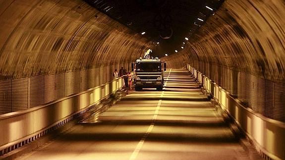El suceso se produjo en este túnel de Santancer cerca de las cuatro de la madrugada. / Daniel Pedriza