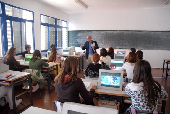 Un profesor imparte clase en un instituto de la región, con ordenadores en el aula. :: hoy