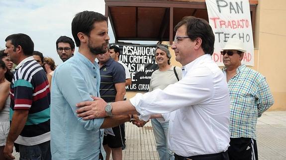 Saludo entre Álvaro Jaén, de Podemos, y Fernández Vara, del PSOE, en la Corrala Dignidad.