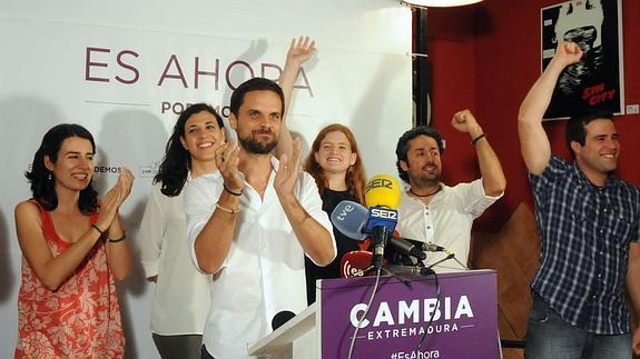 Dirigentes de Podemos Extremadura en la noche electoral. 