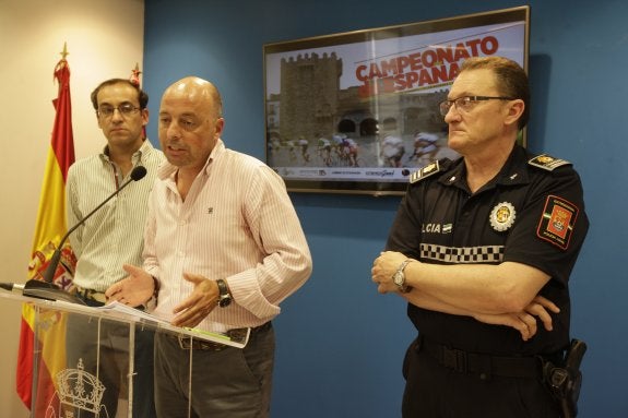 Ángel Carvajal (dcha), Pedro Muriel (centro) y Rafael Mateos detallan el dispositivo. :: lorenzo cordero