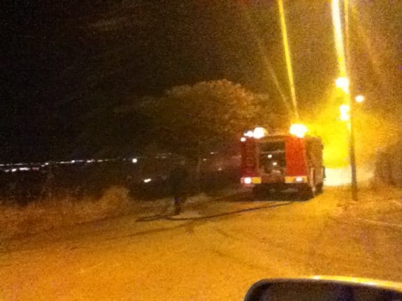  Los bomberos se dirigen hacia el incendio por la calle Embalse de Arrocampo para sofocar las llamas. :: hoy