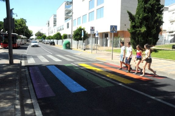 Varios jóvenes cruzan por el nuevo paso de peatones. :: brígido