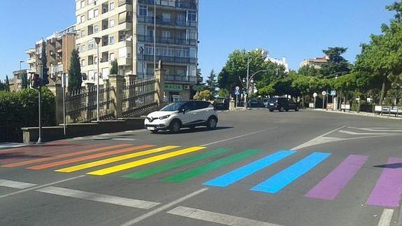 Un paso de cebra de Plasencia también luce los colores arcoíris del colectivo LGTB