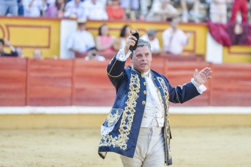 Joao Moura con la oreja que logró en el festejo de su homenaje en Badajoz. :: J.v. arnelas