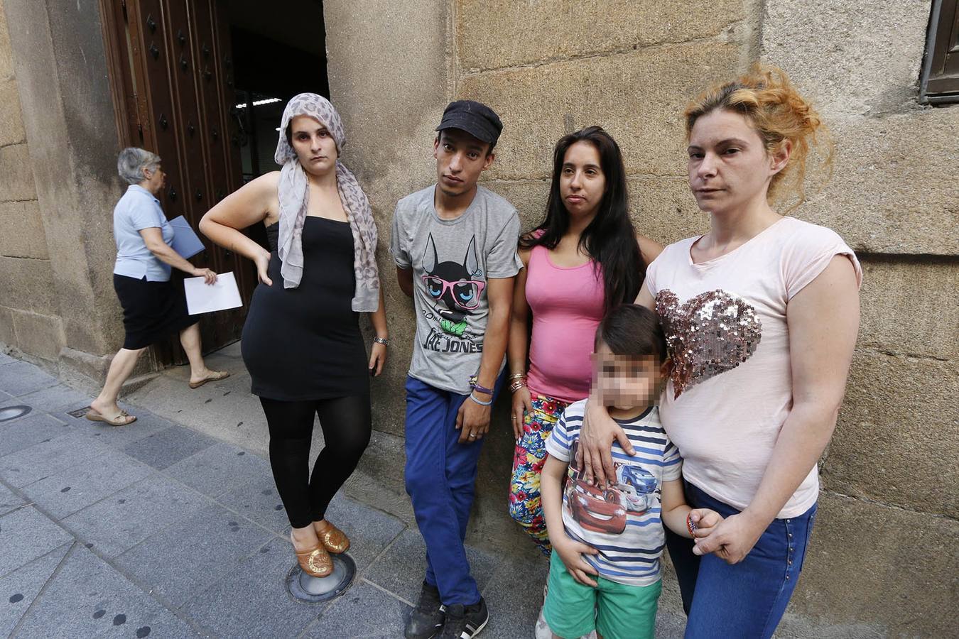 Las familias afectadas por el incendio, ayer en la puerta del Ayuntamiento