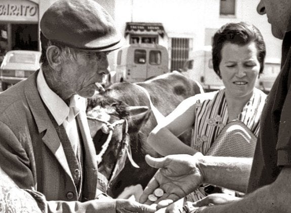 Un vecino vendiendo papeletas con el choto en 1974 