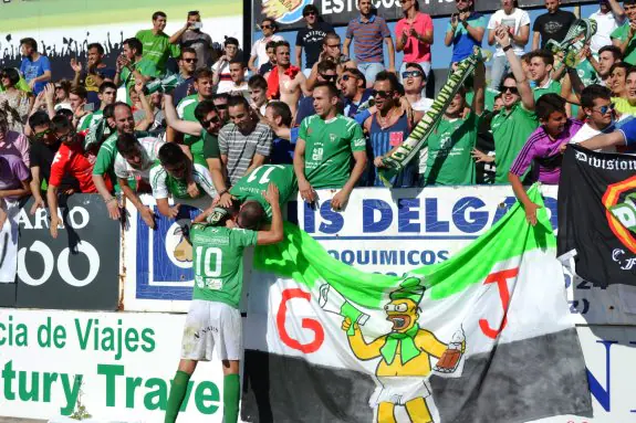 Aficionados del Villanovense en el Romero Cuerda durante un partido. :: r. m.