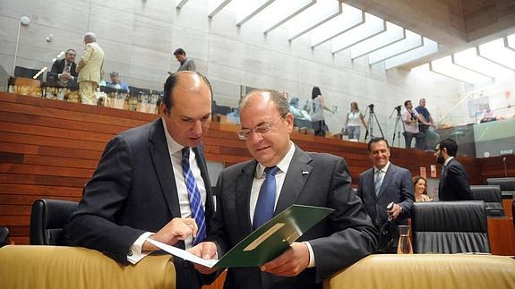 Luis Alfonso Hernández Carrón y José Antonio Monago, durante el pleno de investidura de Vara::
