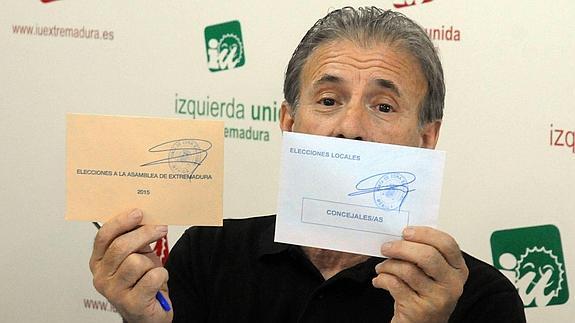 Pedro Escobar, de IU, mostranso los sobres con los votos discutidos.