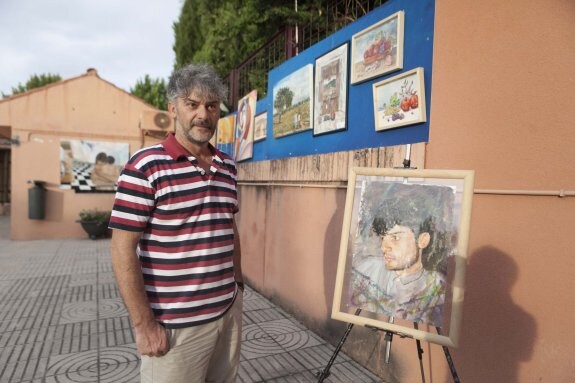 Sebastián Borreguero junto a su exposición en el Auditorio de Parque del Príncipe. :: Jorge Rey