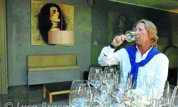 Andrea Formilli Fendi, en una cata de vinos.  A la izquierda,  Karl Lagerfeld se zampa  una hamburguesa. :: e. c.