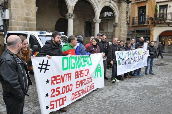 Miembros del Campamento Dignidad durante una protesta en Plasencia por la renta básica. :: hoy