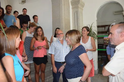 Rosario Cordero con técnicos de cooperación ayer por la tarde. :: s.e.