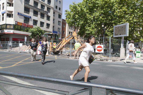 Peatones cruzando la avenida de España desde el borde de Primo de Rivera, cerrada por obras. :: j. rey