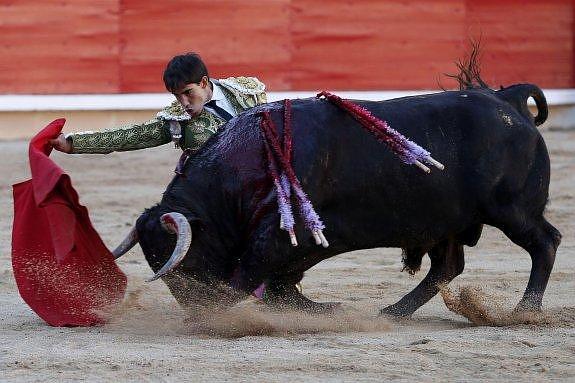 El torero, malagueño, Jiménez Fortés, en su primer toro. :: efe