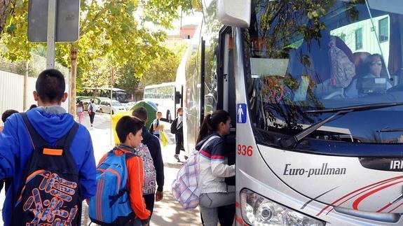 Estudiantes usuarios del servicio de transporte escolar en Mérida.