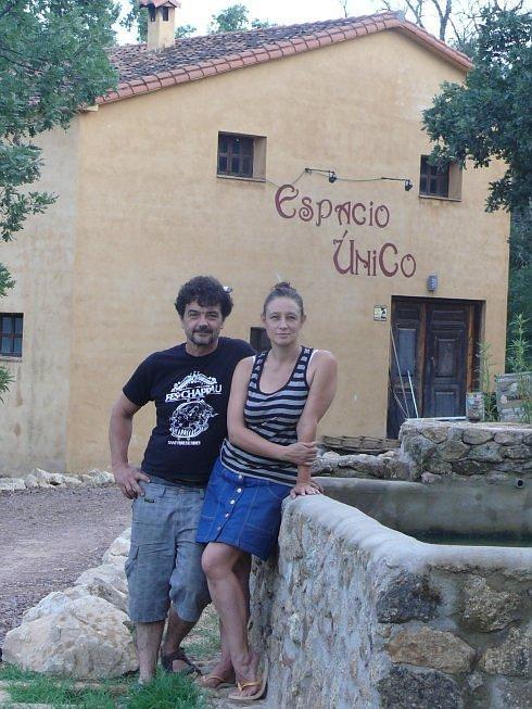 Chato y Ángeles en el espacio. 