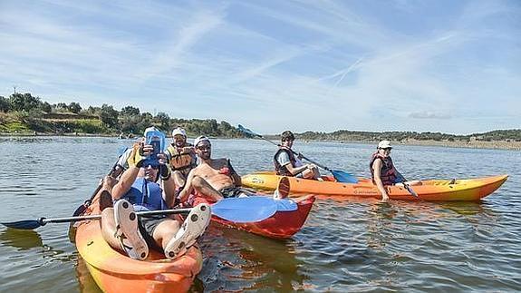 Participantes en el Descenso de Alqueva, un recorrido de 12 kilómetros por las aguas represadas del Guadiana:: HOY