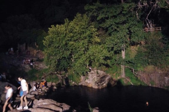 Participantes en la ruta senderista, descansando en la garganta. :: a.v.