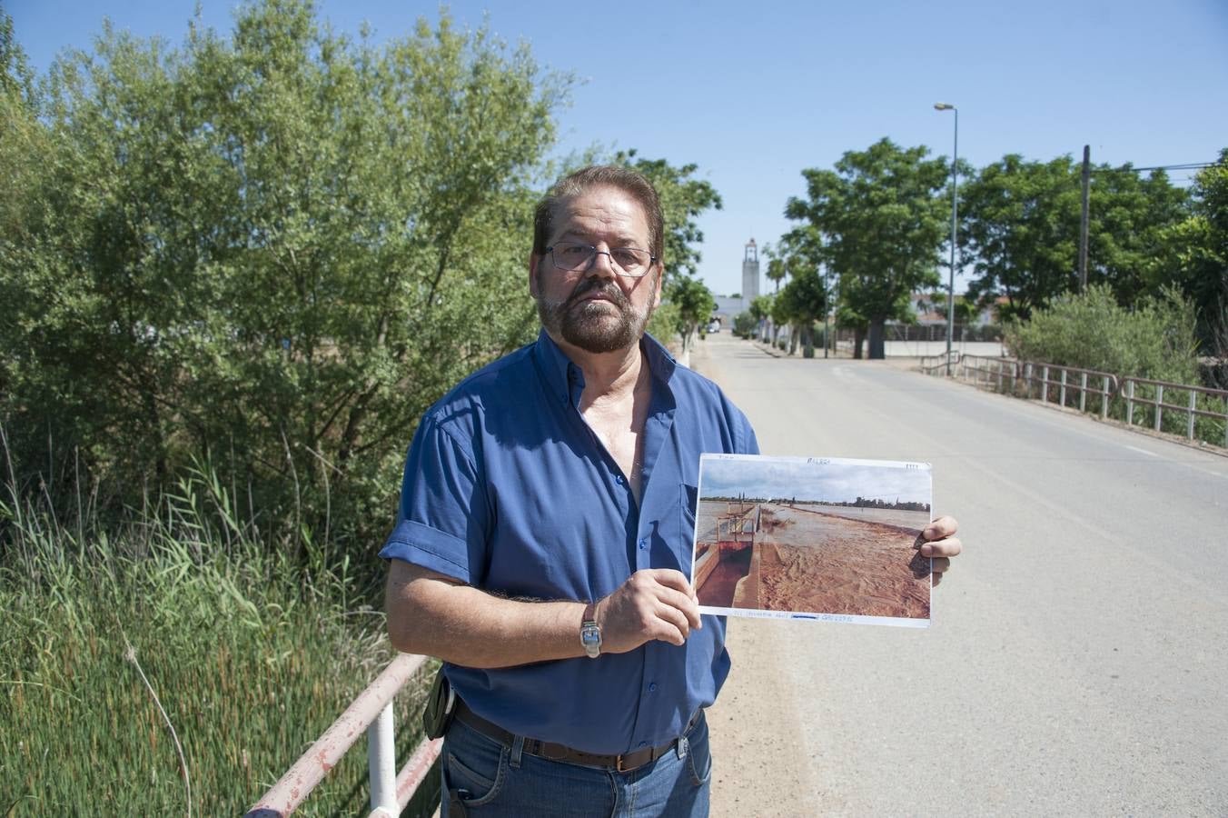 Félix Montanet muestra una fotografía de Balboa completamente inundada