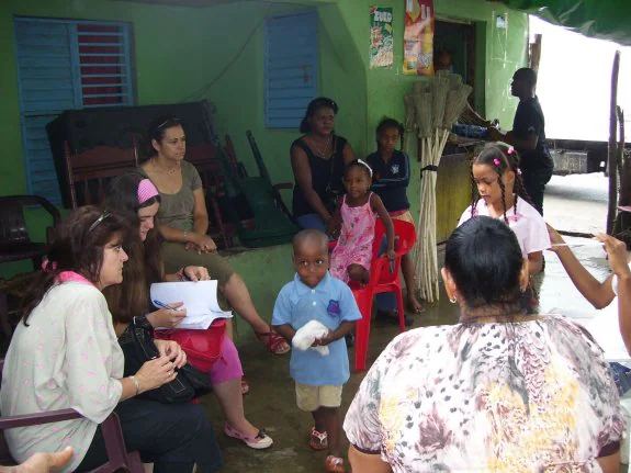 Visita de miembros de la organización a niños de República Dominicana. :: cedida 